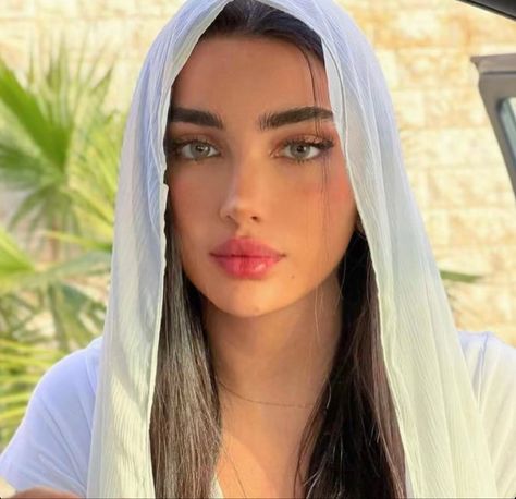 Arab Goddess, Contour For Round Face, Middle Eastern Women, Lebanese Women, Woman With Blue Eyes, Arabian Women, Nice Lips, Bra Hacks, Battlefield 1