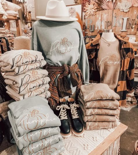 Store Shirt Display, Floating Shelves For Boutique, Clothing Racks For Boutique, Boutique Merchandising Ideas Clothing, Sweatshirt Display Ideas, Fall Boutique Display, Shoe Display Ideas Boutiques, T Shirt Display Ideas Retail, Clothing Display Ideas Boutiques