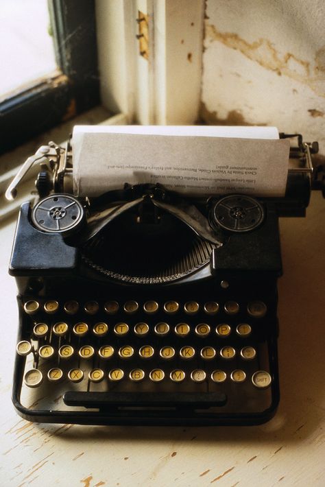 I'm on the lookout for one of these! Writing Photos, Vintage Typewriters, Foto Vintage, White Picture, Black And White Aesthetic, Black White Photos, Black N White, Foto Inspiration, Black And White Pictures