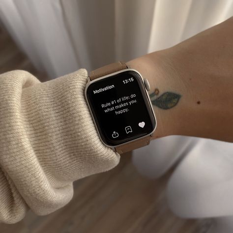 Apple Watch Aesthetic Outfit, Outfits With Apple Watch, Aesthetic Apple Watch Face, Apple Watch Outfits Women, Smart Watch Aesthetic, Apple Watch Faces Aesthetic, Apple Watch Starlight, Smartwatch Aesthetic, Beige Apple Watch