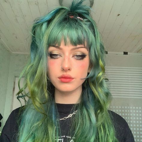 Eve 🍑 on Instagram: “These are all my attempts at trying to blend my hair extensions, they were all pretty unsuccessful lol, pls give me tips in the comments,…” Green Hair Aesthetic, Eve Frsr, Bathroom Diy, Hair Streaks, Coloured Hair, Awesome Hair, Dark Makeup, Grunge Look, Short Hair Color