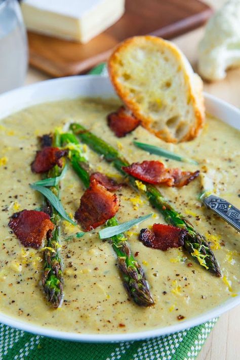 Creamy Roasted Asparagus and Brie Cauliflower Soup Roasted Soup, Appetizers Appetizers, Cauliflower Cream, Closet Cooking, Creamy Asparagus, Cauliflower Soup Recipes, Soup Appetizers, Savory Soups, Soup And Stew