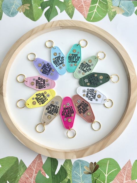 Cute vintage inspired motel keychain decorated with UV decals. Small Business Packaging Ideas, Small Business Packaging, The Best Is Yet To Come, Vintage Inspired, Cricut, Perfect Gift, Gifts, Color