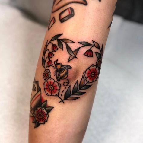 Happy Spring Equinox! 🌷🐝🌱 Seems like the right day to share this flower + bee elbow frame, thanks Alexia! #swellbow #elbowtattoo | Instagram Knee American Traditional Tattoo, American Traditional Sleeve Filler, American Traditional Knee Tattoo, Finger Doodles, Traditional Tattoo Elbow, Dumbest Tattoos, Auto Tattoo, Traditional Tattoo Woman, Traditional Heart Tattoos