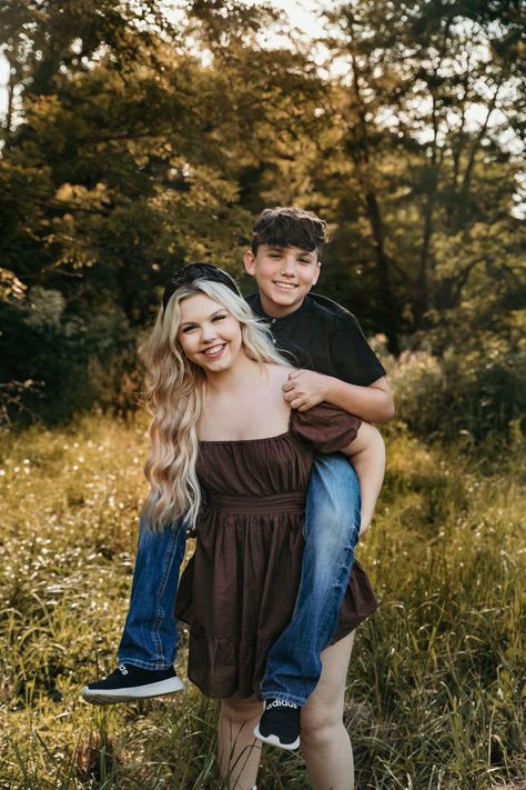 Siblings Photo Ideas, Brother And Sister Photoshoot, Sister Picture Poses, Older Sibling Photography, Sisters Photography Poses, Brother Sister Poses, Brother Sister Pictures, Brother Sister Photography, Brother Sister Photos