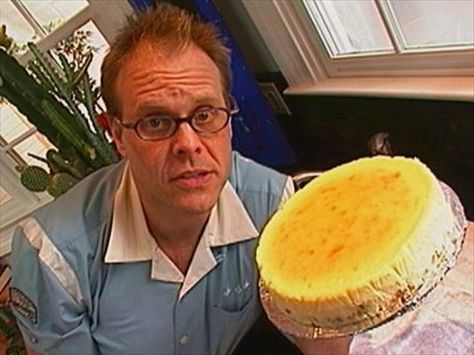 Sour Cream Cheesecake : Alton demystifies the technique for making a classic cheesecake. Sour Cream Cheesecake, Food Network Chefs, Brown Recipe, Video Food, Cream Cheesecake, Classic Cheesecake, Alton Brown, Pear Recipes, Warm Cake