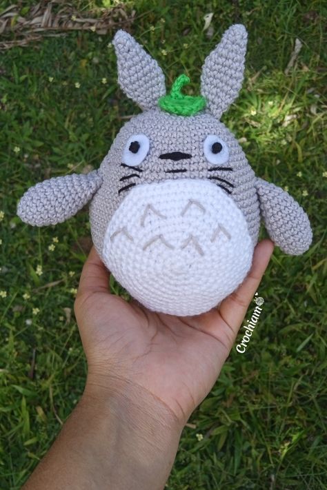 Este Totoro fue un regalo para un familiar y es lo más grande que he tejido. 👀 Totoro Amigurumi, Amigurumi