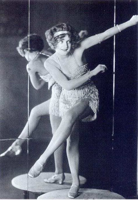 Charleston Dancer, 20s Aesthetic, 1920s Aesthetic, Flapper Girls, 1920s Headband, 1920's Flapper, Lindy Hop, Flapper Girl, 20s Fashion