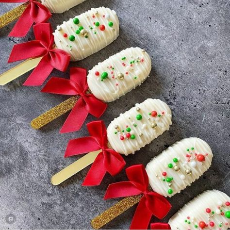 8 Yummy Christmas Treats You Should Make For Your Family - Wondafox Christmas Treats Ideas, Martha May, Holiday Treats Gifts, Christmas Cookie Boxes, Popsicles Cake, Grinch Cake, Minnie Mouse Cookies, Christmas Treats For Gifts, Yummy Christmas Treats