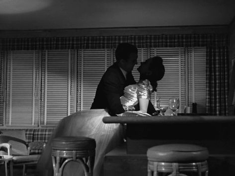 Film Noir Photography, Mildred Pierce, Classic Film Noir, Noir Detective, The Big Sleep, Beau Film, Noir Movie, Fritz Lang, Light Film