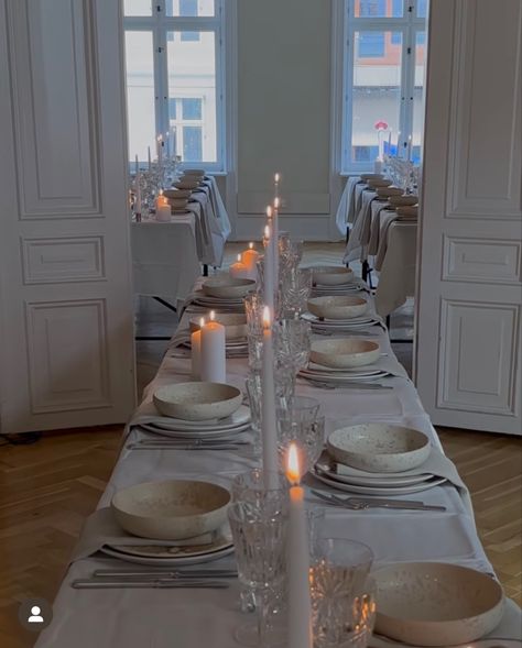 Wedding Party Idea, Naomi Anwer, Candle Dinner Table, White Table Settings, Hosting Ideas, Party Vibe, Chic Birthday, Stone Candles, Minimalist Tables