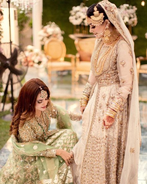 Sister Wedding Pictures, Pakistani Wedding Photography, Haldi Ceremony Outfit, Bridesmaid Poses, Bridesmaid Photoshoot, Sisters Photoshoot Poses, Bride Photos Poses, Sisters Photoshoot, Bride Photography Poses