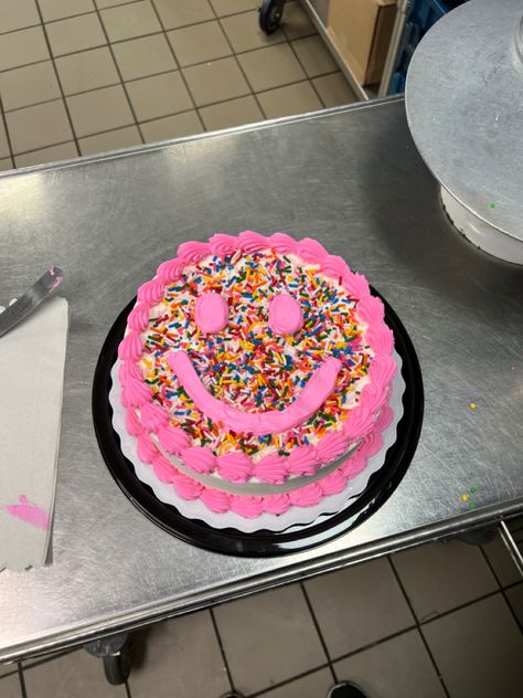 Birthday Cake Single Layer, Circle Cakes Birthday, Dairy Queen Cake Decorating, Dairy Queen Cakes Designs, Dairy Queen Cake Designs, Dairy Queen Ice Cream Cake Designs, Dq Cakes Designs, Dq Cake, Dairy Queen Cake