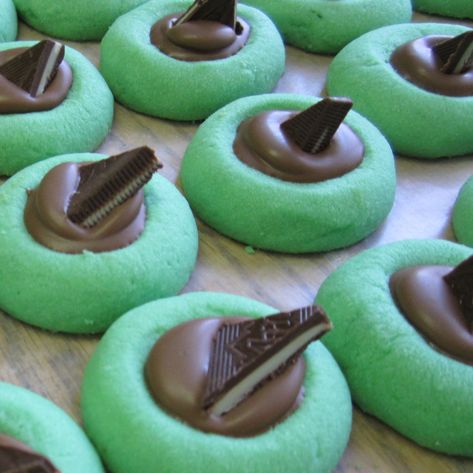 Andes Mint Thumbprint Cookies, Chocolate Mint Cream Cheese Buttons, Chocolate Mint Christmas Cookies, Andes Mint Cookies Recipe, Andies Mint Cookies, Green Christmas Cookies, Andes Mint Recipes, Andes Candies, Christmas Chocolate Desserts