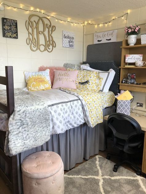 Cheap And Easy Teen Bedroom Ideas; Looking for bedroom ideas for teens? Get 21 affordable teenager room ideas here! College Bedroom Decor, Dream Dorm Room, Room Yellow, Dorm Room Art, Dorm Room Styles, Dorm Room Wall Decor, College Room Decor, Dorm Room Hacks, Dorm Inspiration