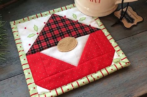 Gnome Quilt, Christmas Mug Rugs, Mug Rug Tutorial, Gnome Mug, Mug Rug Patterns, Christmas Sewing Projects, Quilted Potholders, Quilt Block Tutorial, Christmas Quilts