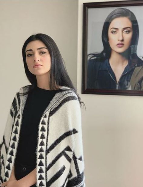 Sarah Khan appeared in her latest drama Sabaat with attractive style and viewers just love her acting and look. Sarah Khan Dresses, Sara Khan, Sarah Khan, Blush Lace Dress, Pakistani Formal Dresses, Celebrity Casual Outfits, Pakistani Fashion Casual, Stylish Short Dresses, Muslim Women Fashion