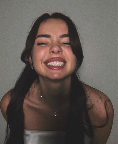 Smiling Girl Aesthetic, Laughter Aesthetic, Smiling Pictures, Braces Off, Girl Smiling, Smiling Girl, Girl Smile, Stories Ideas, Self Image