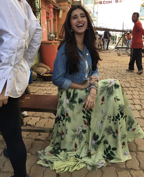 Tara Sutaria Outfits In Marjaavaan, Tara Sutaria In Kurti, Tara Sutaria Tadap Movie Outfits, Tara Sutaria Traditional, Tara Sutaria Casual Outfits, Tara Sutaria Indian Outfits, Tara Sutaria Outfits, Cid Jokes, Baggy Jeans For Women