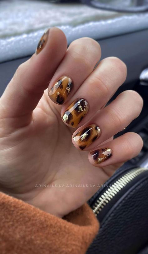 65. Tortoise Shell Nails A stunning and Trendy nail idea. The nails feature simple tortoise shell nails with foil accent nails. Nails like these... Fall Nude Nails, Tortoise Shell Nails, Shell Nails, Stylish Nail Art, Foil Nails, Nails 2024, Hot Nails, Dream Nails, Chic Nails