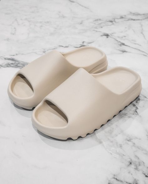 Singer Dr, Fluffy Shoes, Platform Slide Sandals, Yeezy Slides, Slippers For Women, Platform Slides, Photo To Video, Pinterest Girls, Slipper Sandals