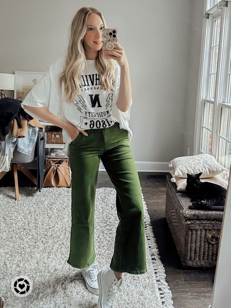 Blogger wearing green wide leg jeans pants with white graphic Tshirt and converse high top sneakers Graphic T Outfit, Jeans Pants Outfit, Jeans For Fall, Outfits For Fall, Fall Graphic, Pants Outfits, Green Jeans, Fall 2023, Fall Fashion Outfits