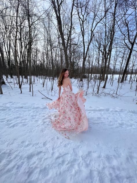 Winter Photos Dress, Snowy Graduation Pictures, Winter Photoshoot Birthday, Winter Grad Photos, Snow Photoshoot Dress, Snow Graduation Pictures, Senior Picture Ideas Snow, Senior Photos Winter, Birthday Photoshoot Ideas Winter