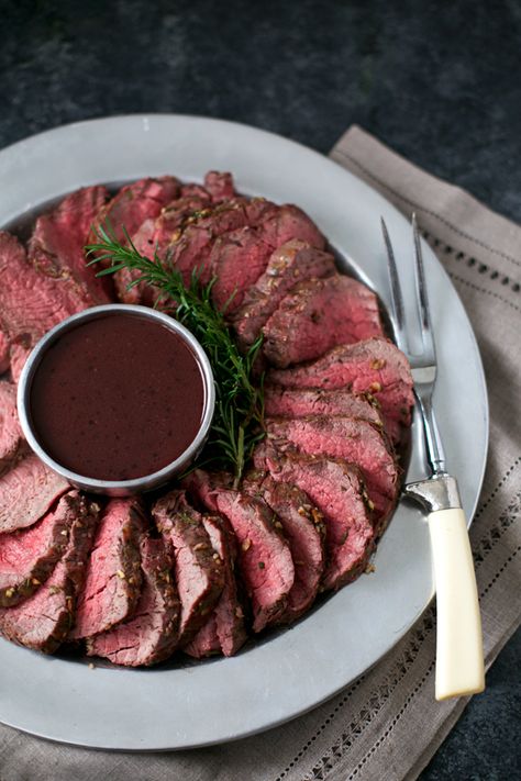 Garlic Rosemary Beef Tenderloin Roast Alternative Thanksgiving, Thanksgiving Dinner For Two, Thanksgiving Meals, Beef Tenderloin Recipes, Thanksgiving Dinner Ideas, Beef Tenderloin Roast, Turkey Face, Tenderloin Roast, Turkey Gifts