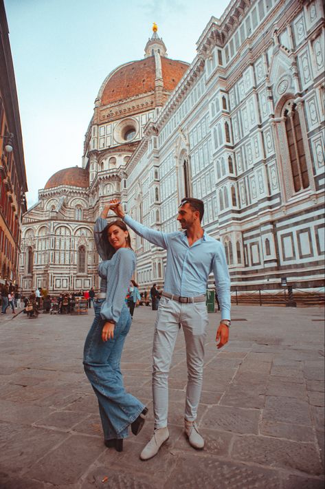 Spanish Steps Photo Ideas, Italy Love Aesthetic, Italian Couple Aesthetic, Florence Aesthetic Italy, Florence Photoshoot, Florence Couple, Italy Photoshoot, Couple Business, Italy Engagement