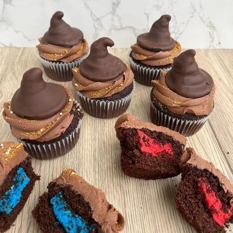 Chocolate sorting hat cupcakes 🧙🏻‍♀️ . . . . #harrypottercupcakes #sortinghat #sortinghatcupcakes #chocolatecupcakes #harrypotter #harrypotterparty #harrypotterdesserts Sorting House Cupcakes, Sorting Hat Cookies, Sorting Hat Cupcakes, Harry Potter Cupcakes, Hat Cupcakes, Ice Cream Cone Cupcakes, Harry Potter Baby Shower, Hat Cookies, Harry Potter Theme Party