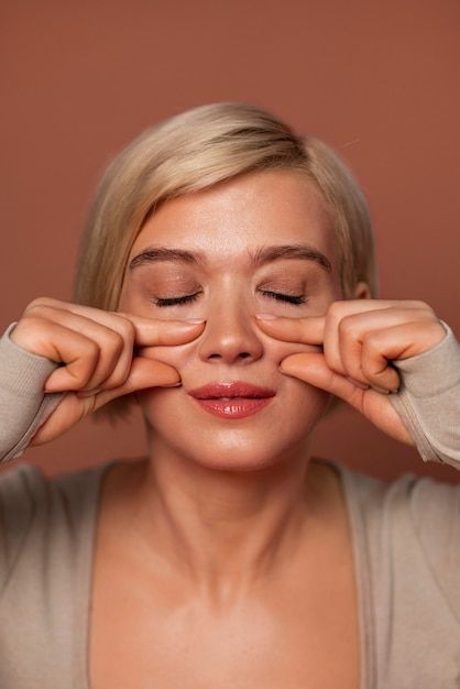 Homemade Wrinkle Cream, Yoga Photoshoot, Yoga Pictures, Under Eye Wrinkles, Yoga Facial, Face Yoga, Massage Techniques, Prevent Wrinkles, Healthy Glow