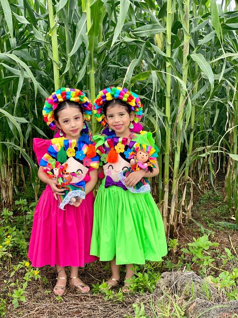 Vestido muñeca Mazahua, vestido muñeca mexicana Mexican Doll Costume, Mexican Doll, Mexican Party Theme, Mexico Culture, Mexican Party, Mexican Dresses, Disney Costumes, Mexican Culture, Doll Costume