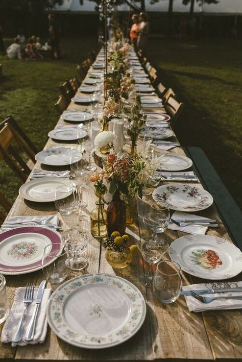 Nos meilleures idées pour organiser un mariage vintage ! Outdoor Dinner Party, Cottagecore Wedding, Easy Wedding, Outdoor Dinner, Wedding Plates, Garden Party Wedding, Salou, Long Table, Wildflower Wedding