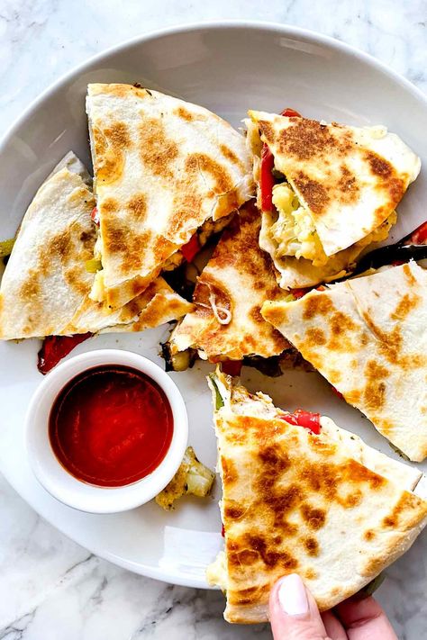 Fajita seasoning flavors make this cheesy roasted vegetable quesadilla an easy way to get more healthy nutrients into your day. Roasted Vegetable Quesadilla, Vegetable Quesadilla, Classic Stuffed Peppers Recipe, Mexican Stuffed Peppers, Healthy Taco, Spring Recipes Dinner, Corn Salsa Recipe, Stuffed Peppers Recipe, South American Recipes