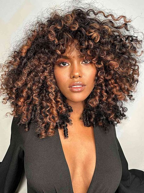 Woman with voluminous brunette curls highlighted with caramel tones Burnette Hair, Copper Highlights On Brown Hair, Caramel Highlight, Natural Haircut Styles, Brunette Curls, Natural Hair Highlights, Best Curly Haircuts, Hair Color For Brown Skin, Highlight Ideas