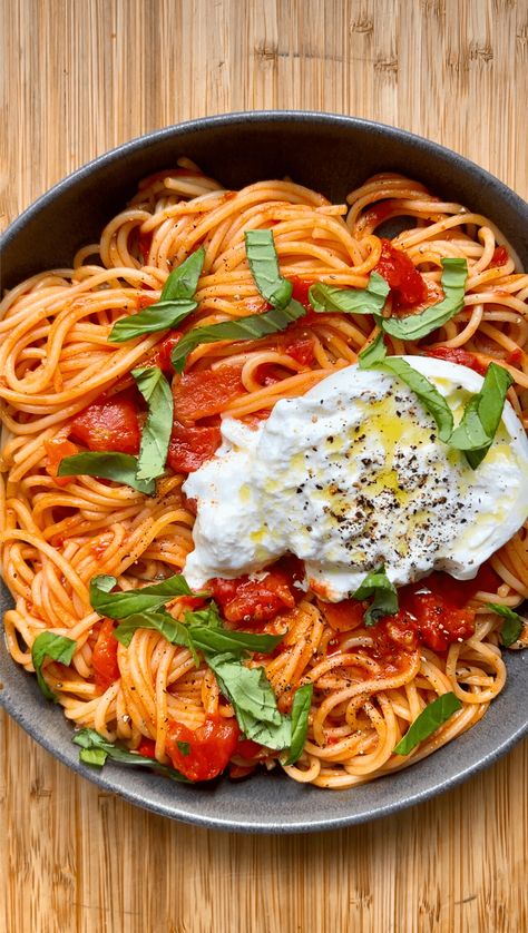 Spaghetti Pomodoro with Burrata Pasta With Buratta, Buratta Pasta Recipes, Burrata Pasta Recipe, Burrata Spaghetti, Pomodoro Spaghetti, Tomato Pasta Recipes, Pasta Burrata, Pasta With Burrata, Pomodoro Pasta