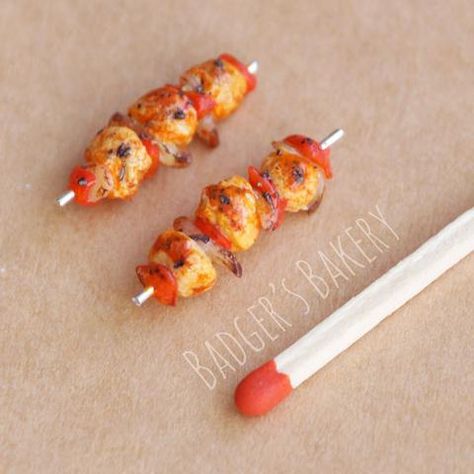 1/12 dollhouse scale chicken kabob Doll Props, Barbie Food, Chicken Kabobs, Chicken Kebabs, Food Props, Doll Food, Dollhouse Food, Tiny Food, Polymer Clay Miniatures