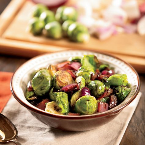 A fresh, healthy side, balsamic vinegar give Brussels sprouts and red onion a tangy kick. Balsamic Brussel Sprouts, Red Onion Recipes, Roasted Brussel, Roasted Brussels Sprouts, Healthy Side, Onion Recipes, Roasted Broccoli, Red Onions, Best Side Dishes