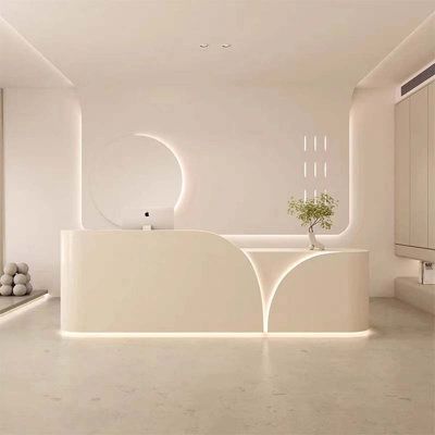 White Front Desk Reception Areas, Arch Reception Desk, Rounded Reception Desk, Reception Beauty Salon, Creative Reception Desk Design, Small Reception Counter, White Reception Counter, Reception Desk Ideas, Contemporary Reception Desk