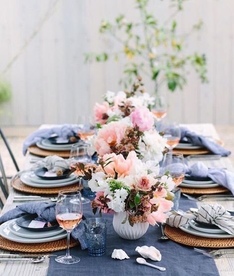 Navy/blush kitchen Tafel Decor, Dinner Party Summer, Tablescape Inspiration, Flowers In A Vase, Spring Tablescapes, Spring Wedding Colors, Beautiful Table Settings, Summer Tables, Wedding Table Settings