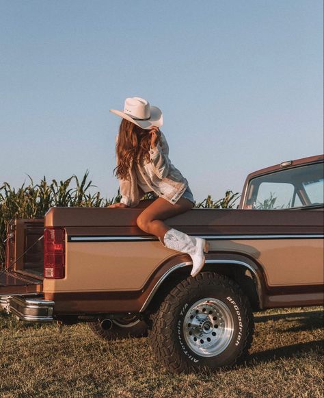 Bouduar Photos Country, Cowboy Western Aesthetic, Truck Photoshoot Woman, Cowgirl Aesthetic Photoshoot, Truck Photoshoot Ideas Women, Cowgirl Boots Photoshoot, Truck Photoshoot Ideas, Western Ankle Boots Outfit, Black Western Boots Outfit