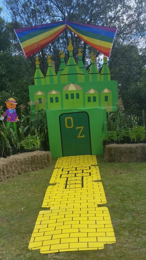 Emerald City Theme, Emerald City Wizard Of Oz, Emerald City Party, Wizard Of Oz Emerald City, Wizard Of Oz Play, Wizard Oz, Halloween Customer, Wizard Of Oz Decor, Wizard Of Oz Book