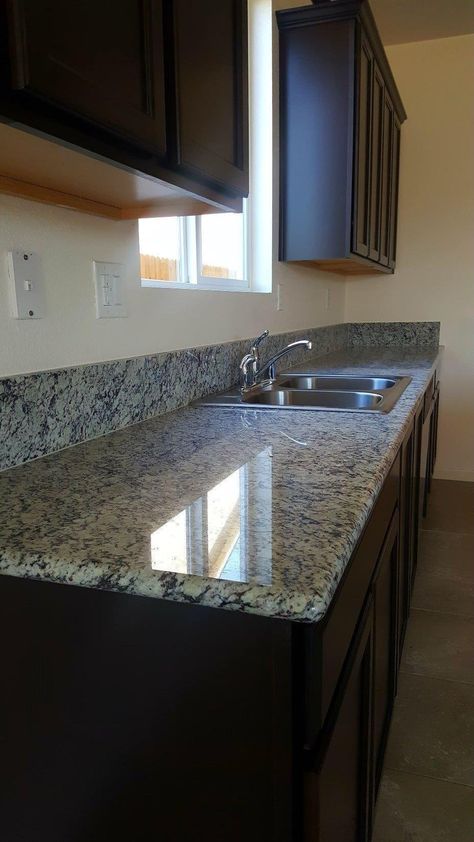 Black Granite Countertops Kitchen Modern Indian, Black Granite Countertops Kitchen, Nook Lighting, Kitchen Nook Lighting, Kitchen Platform, Black Marble Countertops, Minimalist Small Bathrooms, Granite Countertops Colors, Floor Vinyl