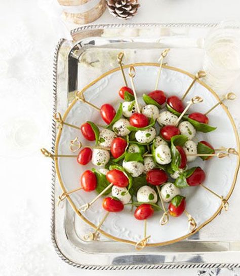 These skewers combine the flavors from caprese salads for a treat that be enjoyed at cocktail parties. Mozzarella Bites, Tomatoes And Mozzarella, Ensalada Caprese, Tomato And Mozzarella, Make Ahead Appetizers, Tomato Mozzarella, Delicious Thanksgiving, Thanksgiving Appetizers, Snacks Für Party