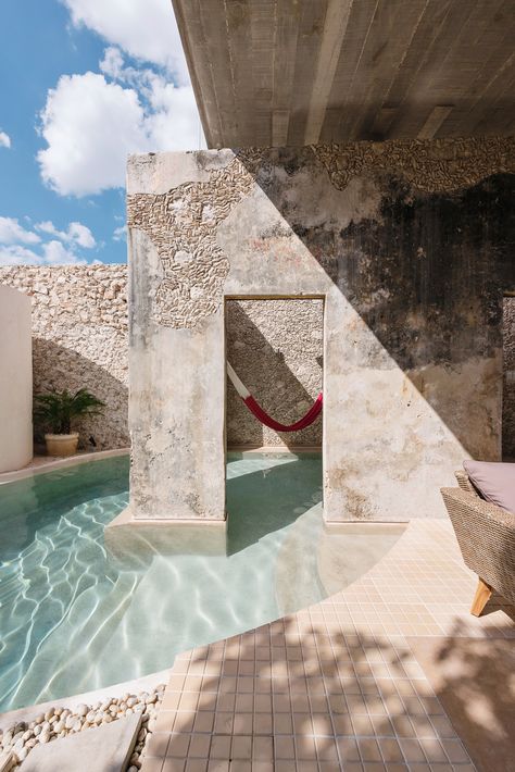 Swimming pool flows between courtyard walls of Mexico's Casa Xólotl Eastern Architecture, Inspiring Architecture, Sweet Water, Cat Clock, Baroque Architecture, Natural Pool, Swimming Pool Designs, Eclectic Interior, Architectural Design