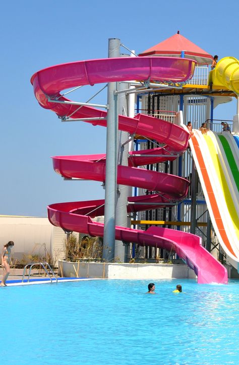 Cool Water Slides, Water Park Slide, Water Park Ideas, Big Water Slides, Fun Water Parks, Water Park Rides, Lazy River Pool, Pool House Decor, Great Vacation Spots