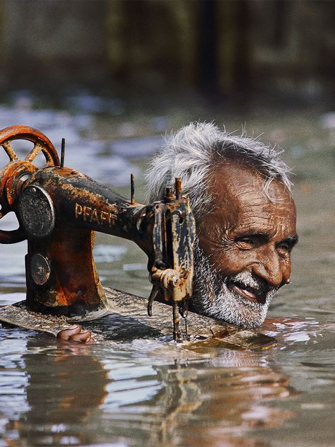 Steve McCurry’s monsoon photos from India Steve Mccurry Photos, Amazing India, Steve Mc, Afghan Girl, Steve Mccurry, Robert Doisneau, Magnum Photos, Foto Art, Varanasi