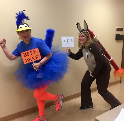 Roadrunner and Wile E coyote costumes Roadrunner And Coyote Costume, Road Runner And Coyote Costume, Wile E Coyote Costume, Diy Looney Tunes Costume, Road Runner Costume, Roadrunner Costume, Diy Halloween Couples Costumes, Coyote Costume, Trending Halloween Costumes