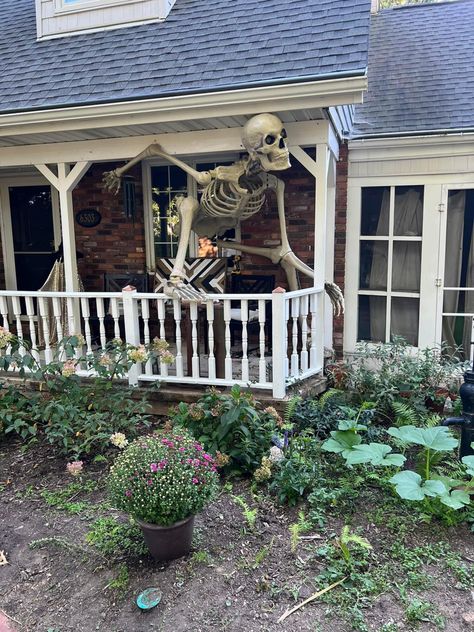 Skeleton Posing, 12 Ft Skeleton, Skeleton Decorations Outdoor, Scary Halloween Decorations Outdoor, Halloween Decorations Outdoor, Halloween Outside, Halloween Facts, Scary Halloween Decorations, Grunge Room