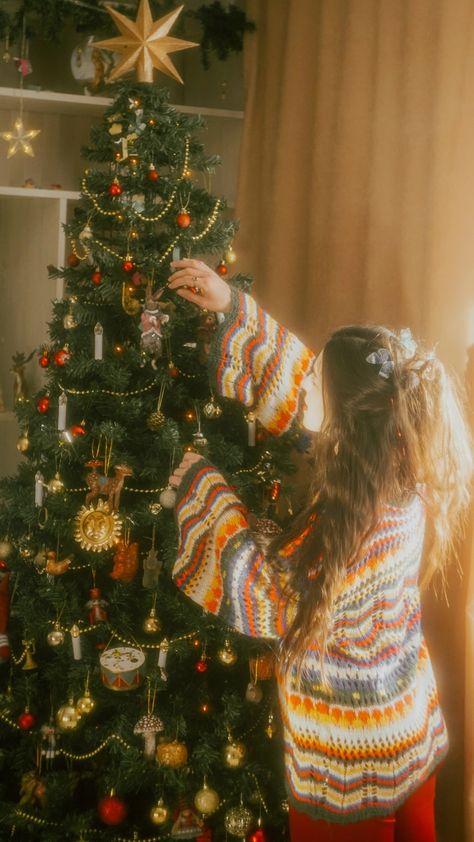 Christmas Film Photography, Yule Aesthetic, Christmas Tree Photoshoot, Vintage Inspired Christmas Decor, Christmas Films, Vintage Inspired Christmas, Bohemian Interior, Christmas Photoshoot, Photoshoot Inspo